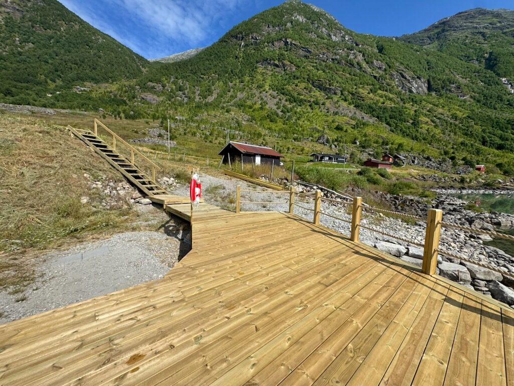 Treterrassen med trapp opp mot vegen og fjellsida